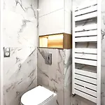 Thelissa - Front Metro Station - Free Parking Apartment *