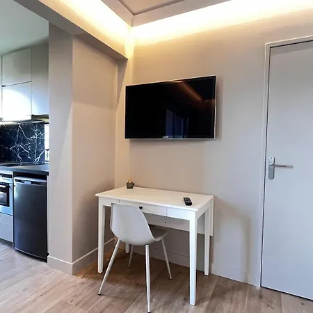 Thelissa Modern Studio - Front Metro Station - Free Parking Apartment
