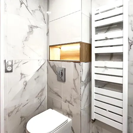 Thelissa Modern Studio - Front Metro Station - Free Parking Apartment *