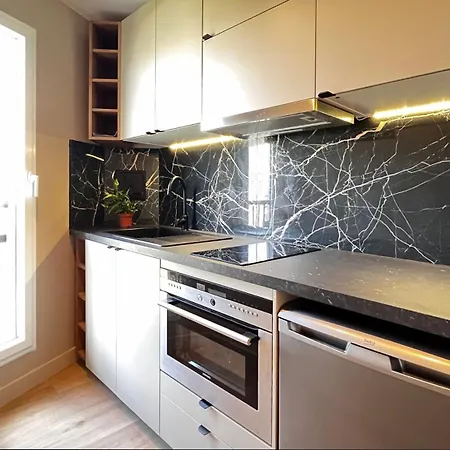 Thelissa Modern Studio - Front Metro Station - Free Parking Apartment