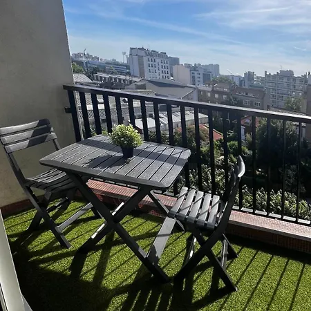 Thelissa Modern Studio - Front Metro Station - Free Parking Apartment
