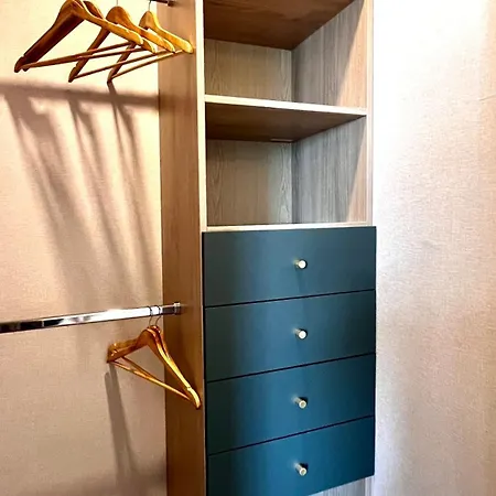 Thelissa Modern Studio - Front Metro Station - Free Parking Apartment