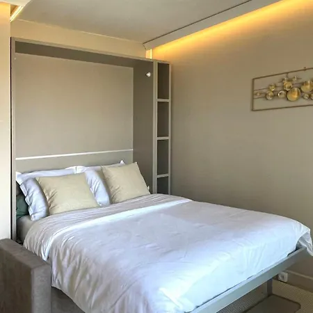 Thelissa Modern Studio - Front Metro Station - Free Parking Apartment