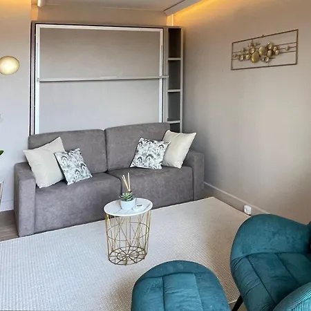 Thelissa Modern Studio - Front Metro Station - Free Parking Apartment *